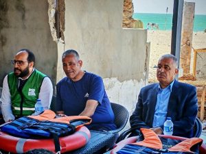 شمال سيناء تعزز الأمان بشواطئ العريش.. توزيع مستلزمات إنقاذ للمنقذين - 1 - سيناء الإخبارية
