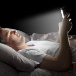 كيف يخدعك الضوء الأزرق ويمنعك من النوم؟.. والضوء الأحمر كخط دفاع - 1 - سيناء الإخبارية