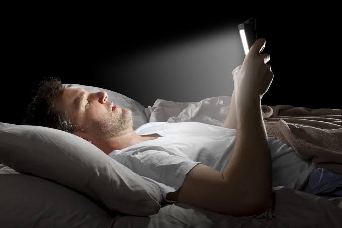كيف يخدعك الضوء الأزرق ويمنعك من النوم؟.. والضوء الأحمر كخط دفاع - 7 - سيناء الإخبارية