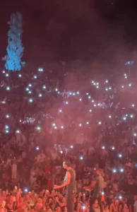 كايروكي يشعل مسرح قرطاج الأثري في حفلة تاريخية والجماهير ترفع أعلام فلسطين - 3 - سيناء الإخبارية