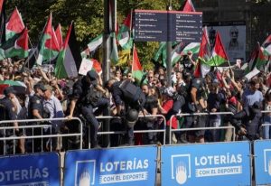 طواف إسبانيا يتوقف قبل خط النهاية بسبب احتجاجات مؤيدة لفلسطين - 7 - سيناء الإخبارية