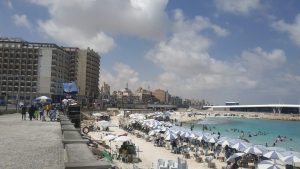 شواطئ مطروح تجذب آلاف المصطافين للاستمتاع بأجواء سبتمبر المعتدلة والطبيعة الخلابة - 7 - سيناء الإخبارية