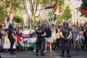 طواف إسبانيا يتوقف قبل خط النهاية بسبب احتجاجات مؤيدة لفلسطين - 3 - سيناء الإخبارية