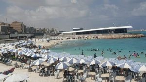 شواطئ مطروح تجذب آلاف المصطافين للاستمتاع بأجواء سبتمبر المعتدلة والطبيعة الخلابة - 3 - سيناء الإخبارية