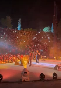 كايروكي يشعل مسرح قرطاج الأثري في حفلة تاريخية والجماهير ترفع أعلام فلسطين - 1 - سيناء الإخبارية