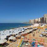 إقبال ملحوظ على شواطئ الإسكندرية قبل بدء العام الدراسي الجديد - 1 - سيناء الإخبارية