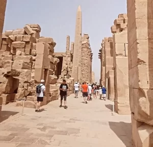 الأقصر تحتضن السياح من كل أنحاء العالم وسط أجواء مثالية وزيارات لأعظم معابد ومقابر الفراعنة - 9 - سيناء الإخبارية