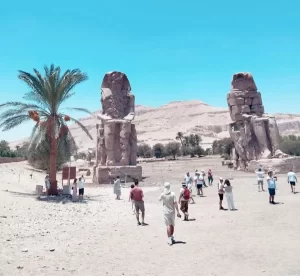 الأقصر تحتضن السياح من كل أنحاء العالم وسط أجواء مثالية وزيارات لأعظم معابد ومقابر الفراعنة - 5 - سيناء الإخبارية