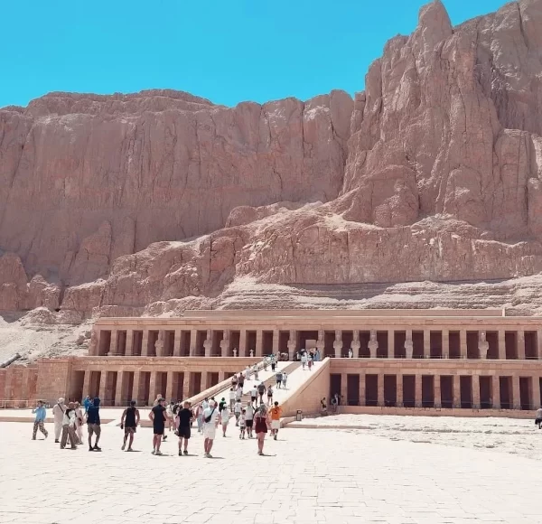 الأقصر تحتضن السياح من كل أنحاء العالم وسط أجواء مثالية وزيارات لأعظم معابد ومقابر الفراعنة - 5 - سيناء الإخبارية