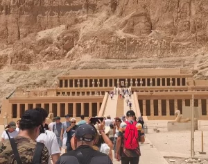 الأقصر تحتضن السياح من كل أنحاء العالم وسط أجواء مثالية وزيارات لأعظم معابد ومقابر الفراعنة - 23 - سيناء الإخبارية