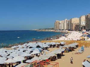 إقبال ملحوظ على شواطئ الإسكندرية قبل بدء العام الدراسي الجديد - 1 - سيناء الإخبارية