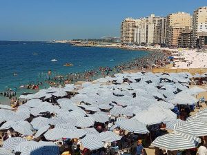 إقبال ملحوظ على شواطئ الإسكندرية قبل بدء العام الدراسي الجديد - 9 - سيناء الإخبارية