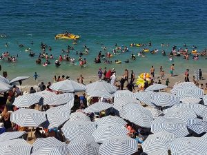 إقبال ملحوظ على شواطئ الإسكندرية قبل بدء العام الدراسي الجديد - 13 - سيناء الإخبارية