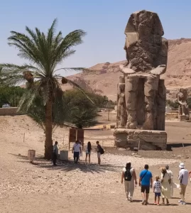 الأقصر تحتضن السياح من كل أنحاء العالم وسط أجواء مثالية وزيارات لأعظم معابد ومقابر الفراعنة - 15 - سيناء الإخبارية