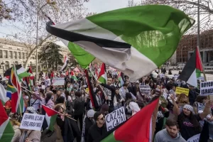 طواف إسبانيا يتوقف قبل خط النهاية بسبب احتجاجات مؤيدة لفلسطين - 15 - سيناء الإخبارية