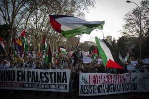 طواف إسبانيا يتوقف قبل خط النهاية بسبب احتجاجات مؤيدة لفلسطين - 19 - سيناء الإخبارية