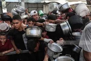 معاناة يومية في مخيم النصيرات بغزة.. الجوع يهدد حياة الملايين وسط الحصار الخانق - 1 - سيناء الإخبارية