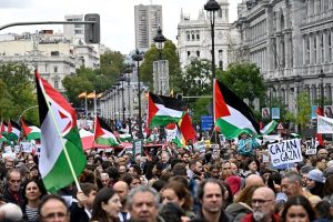 طواف إسبانيا يتوقف قبل خط النهاية بسبب احتجاجات مؤيدة لفلسطين - 17 - سيناء الإخبارية