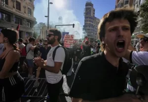 طواف إسبانيا يتوقف قبل خط النهاية بسبب احتجاجات مؤيدة لفلسطين - 1 - سيناء الإخبارية