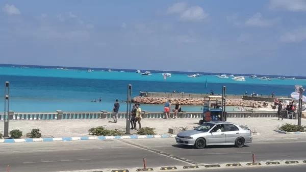 شواطئ مطروح تجذب آلاف المصطافين للاستمتاع بأجواء سبتمبر المعتدلة والطبيعة الخلابة - 1 - سيناء الإخبارية