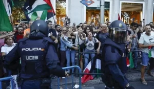 طواف إسبانيا يتوقف قبل خط النهاية بسبب احتجاجات مؤيدة لفلسطين - 9 - سيناء الإخبارية