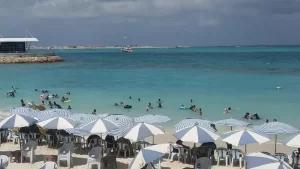 شواطئ مطروح تجذب آلاف المصطافين للاستمتاع بأجواء سبتمبر المعتدلة والطبيعة الخلابة - 1 - سيناء الإخبارية