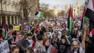 طواف إسبانيا يتوقف قبل خط النهاية بسبب احتجاجات مؤيدة لفلسطين - 13 - سيناء الإخبارية