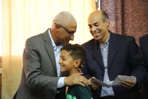 محافظ شمال سيناء يوزع جوائز "حكاية وطن" ويستجيب لاستفسارات المواطنين في برنامج مباشر - 3 - سيناء الإخبارية