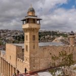 الاحتلال يصادر صلاحيات فلسطينية في المسجد الإبراهيمي ويعلن بناء سقف للساحة - 1 - سيناء الإخبارية