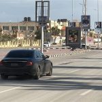 سيارة الممثلة الأمريكية في أحد شوارع العريش