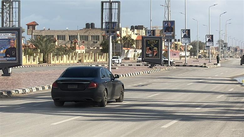 سيارة الممثلة الأمريكية في أحد شوارع العريش